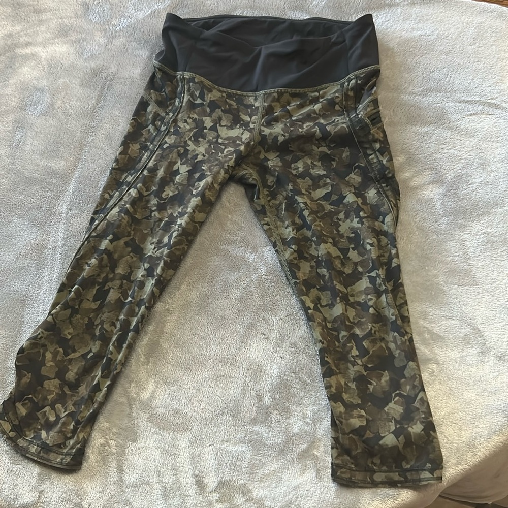 Lululemon cropped camp leggings size 4